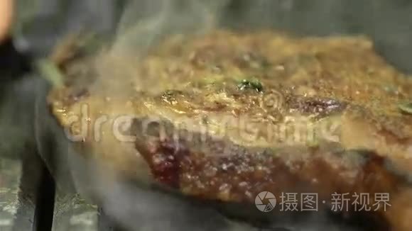 在烤架上烤着慢动作的大牛排视频