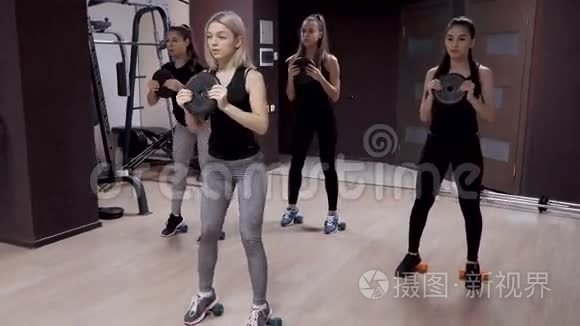 在健身房训练的女艺术家视频
