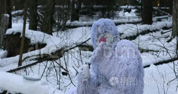 冬林中的雪人童话人物.. 户外奇幻4K镜头..