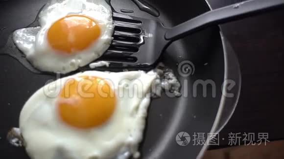 准备炒鸡蛋热煎锅视频