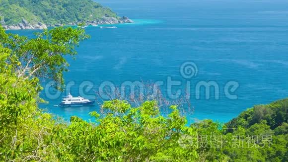 靠近热带岛屿的游艇。 从山上看。 泰国，西米兰