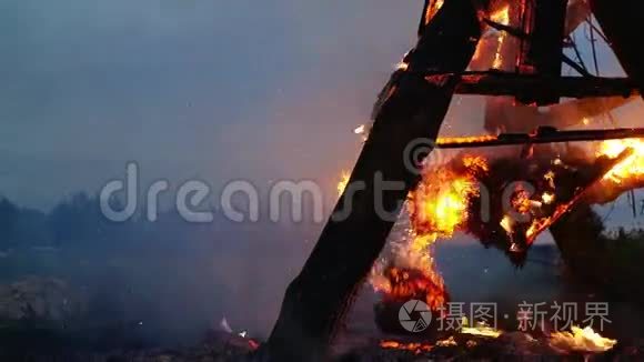木结构在夜间被火花灼烧视频
