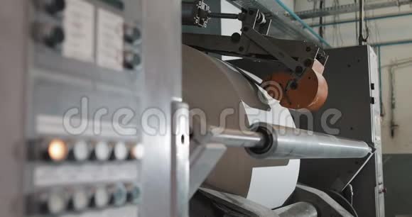 工厂生产报纸印刷机卷报纸胶印生产mov4096*2160PX视频素材