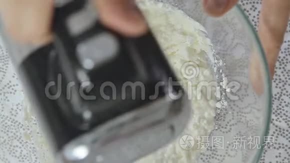 在透明玻璃碗中制作和混合奶油视频