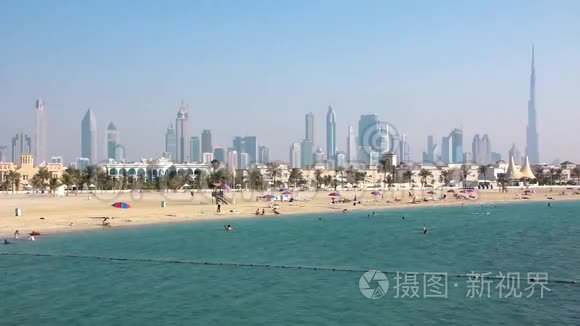 波斯湾Jumeirah海滩、迪拜市中心和阿拉伯联合酋长国Burj Khalifa