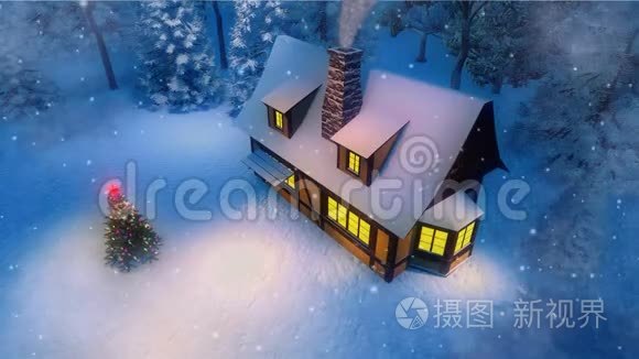 雪夜的乡村小屋和圣诞树视频
