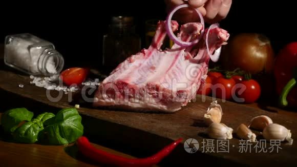 板上牛肉排骨和配料的特写视频