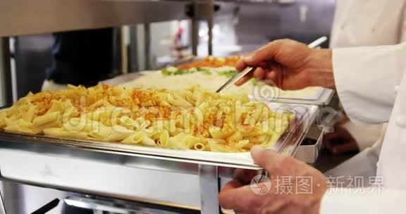 供应意大利面食的厨师视频