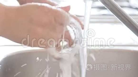 女人在水流下洗手厨房视频