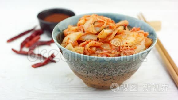 传统的韩国卷心菜开胃菜泡菜在陶瓷碗里