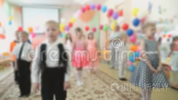 孩子们在幼儿园唱歌