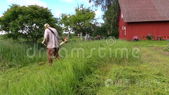 一个修剪整齐的人在农村宅基地的院子里剪高草