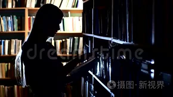 图书馆里年轻漂亮的大学生视频