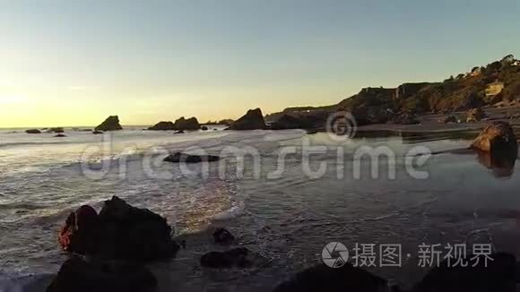 在夕阳沙滩上飞过波浪视频