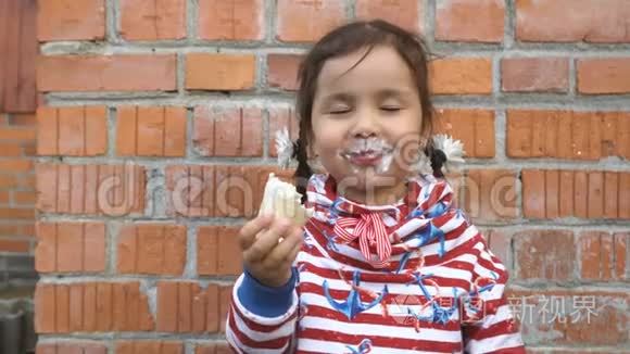小女孩在吃冰淇淋。