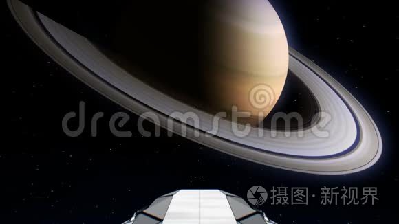 目标土星。 巨型飞船飞向行星，引擎闪烁，三维动画。 创造了地球的纹理