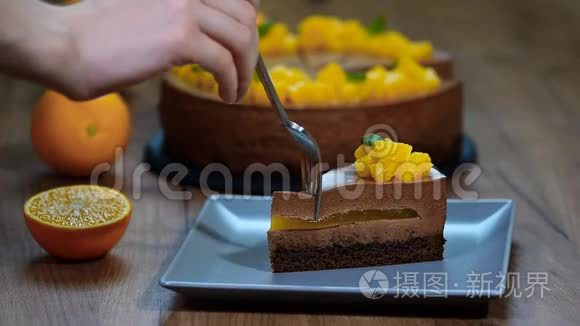 吃一块巧克力橙慕斯蛋糕视频