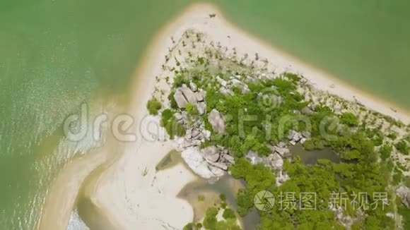 空中景观海水和绿岛。 从海上热带岛屿上方的无人机视野。 高空景观