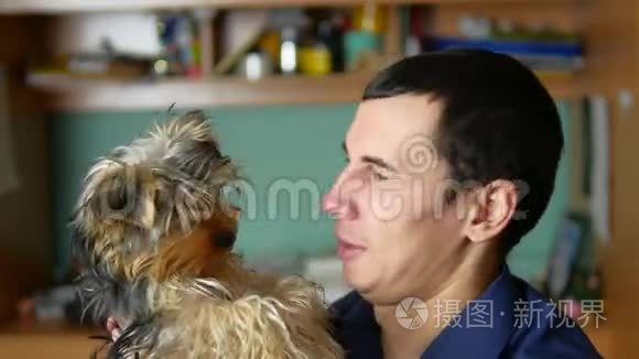 男人拥抱亲吻爱狗的友谊视频