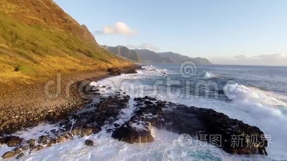 巨浪卷进瓦胡岛西北海岸视频