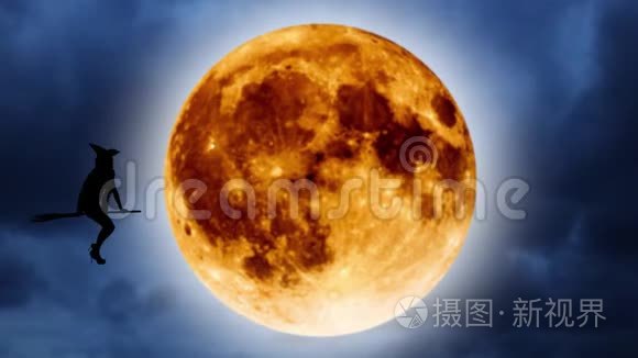 橙色月亮背景下一个年轻女巫在扫帚上飞翔的剪影。 万圣节