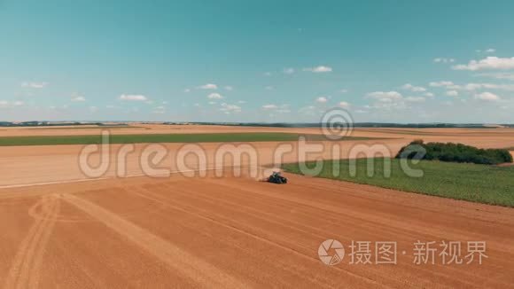 在麦田工作的红色有轨电车的空中无人机视图。 欧洲联盟的农业和环境。