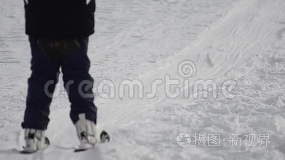 滑雪缆车在滑雪板顶部拉雪橇视频