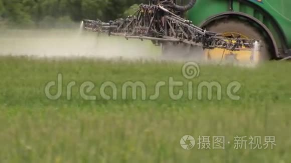 跟踪拖拉机喷雾植物和化学农药视频