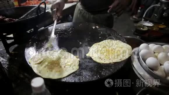 印度人在烤架上做面包和鸡蛋视频