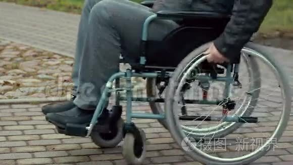 在路上使用轮椅的残疾人视频