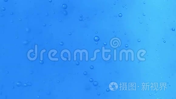 缓慢运动完美的气泡在水中漂浮