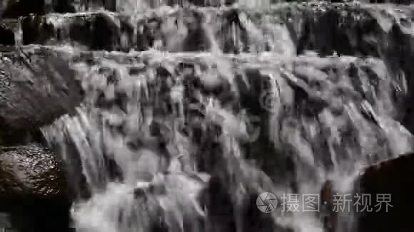 泰国丛林中雨季的瀑布视频