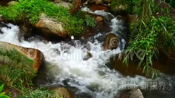 泰国丛林中雨季的瀑布视频