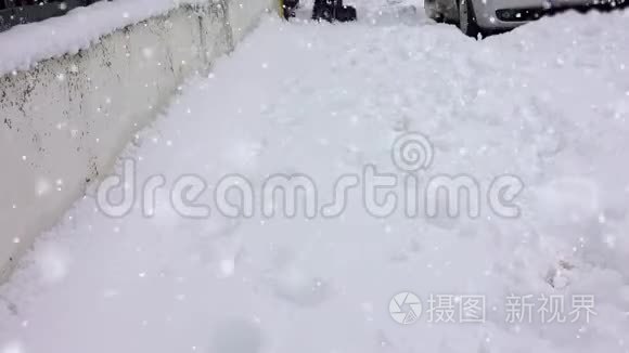 带着雪铲的人在冬天打扫人行道