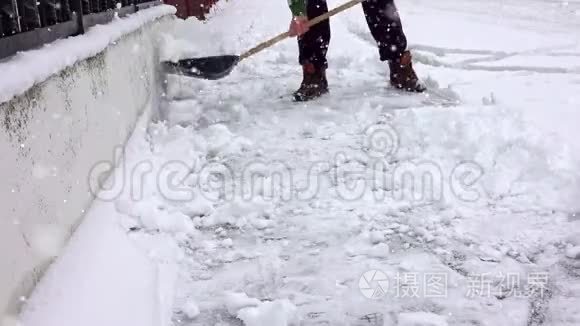 带着雪铲的人在冬天打扫人行道