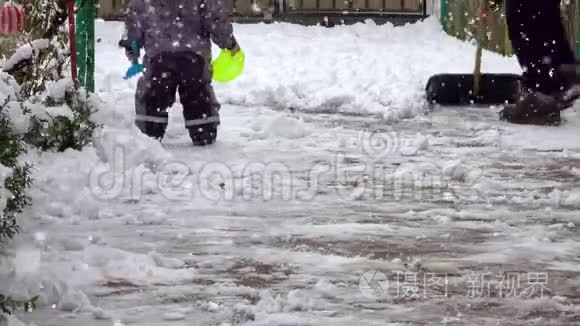 带着雪铲的人在冬天打扫人行道