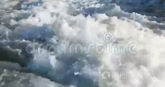 海水里有粗糙的水视频