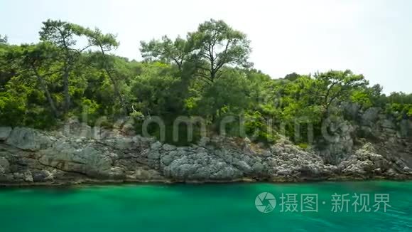 爱琴海群岛石岸上