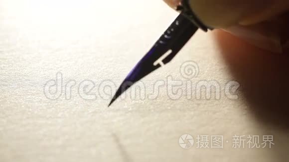 女性用手书写书法视频