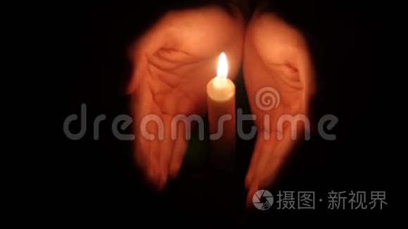 双手在黑暗中举起燃烧的蜡烛视频