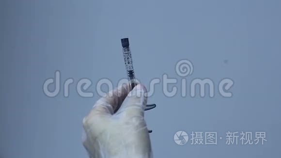 医生的手把针放在注射器上视频