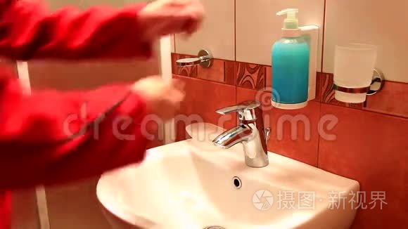男人在浴室的水槽上洗手视频