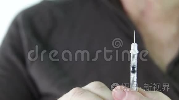 从注射器中取出多余的胰岛素视频
