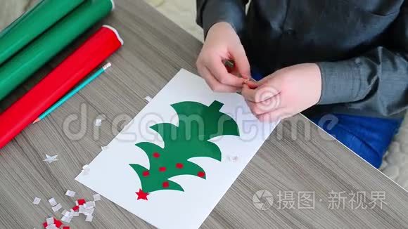 男孩用自动黏贴纸制圣诞卡