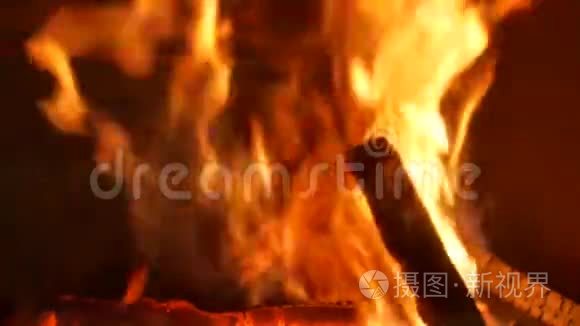 壁炉里着火了