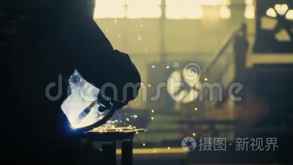 在金属行业工作的焊工视频