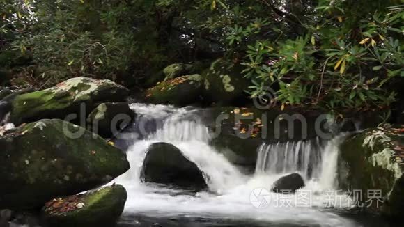 烟雾山脉中的横叉车道水域视频