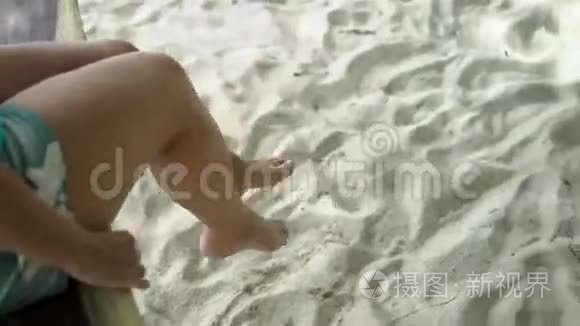 在海滩上荡秋千的年轻女子视频
