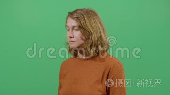 女人滑稽的面部表情