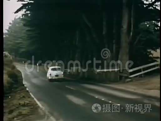 上世纪70年代的汽车行驶在乡村公路上